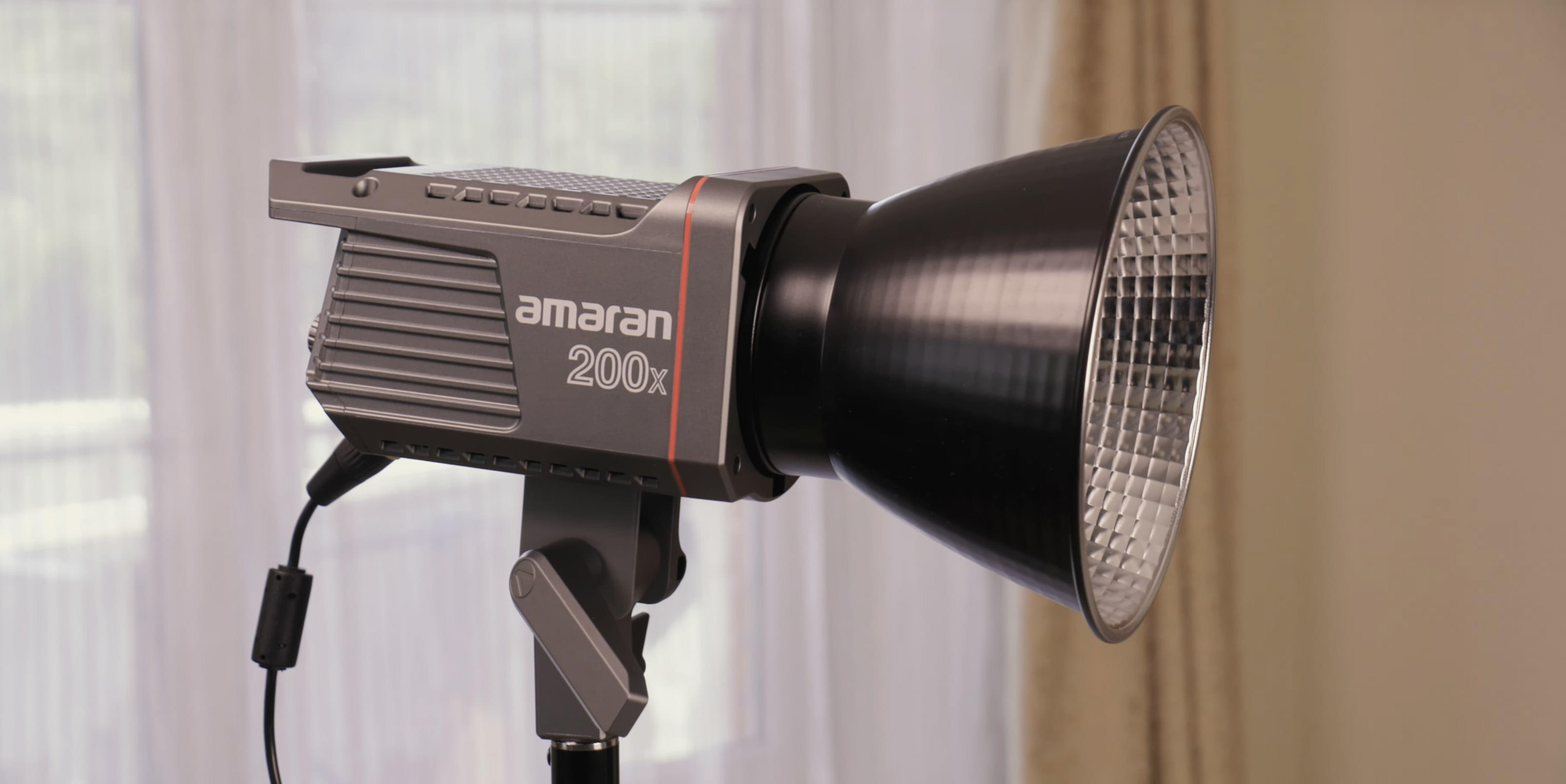 Aputure Amaran с рефлектором