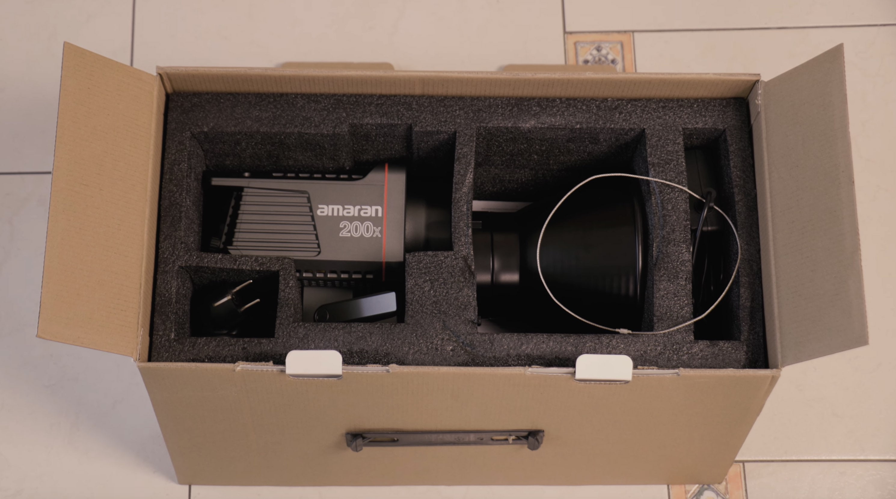 Aputure Amaran 200x комплектация