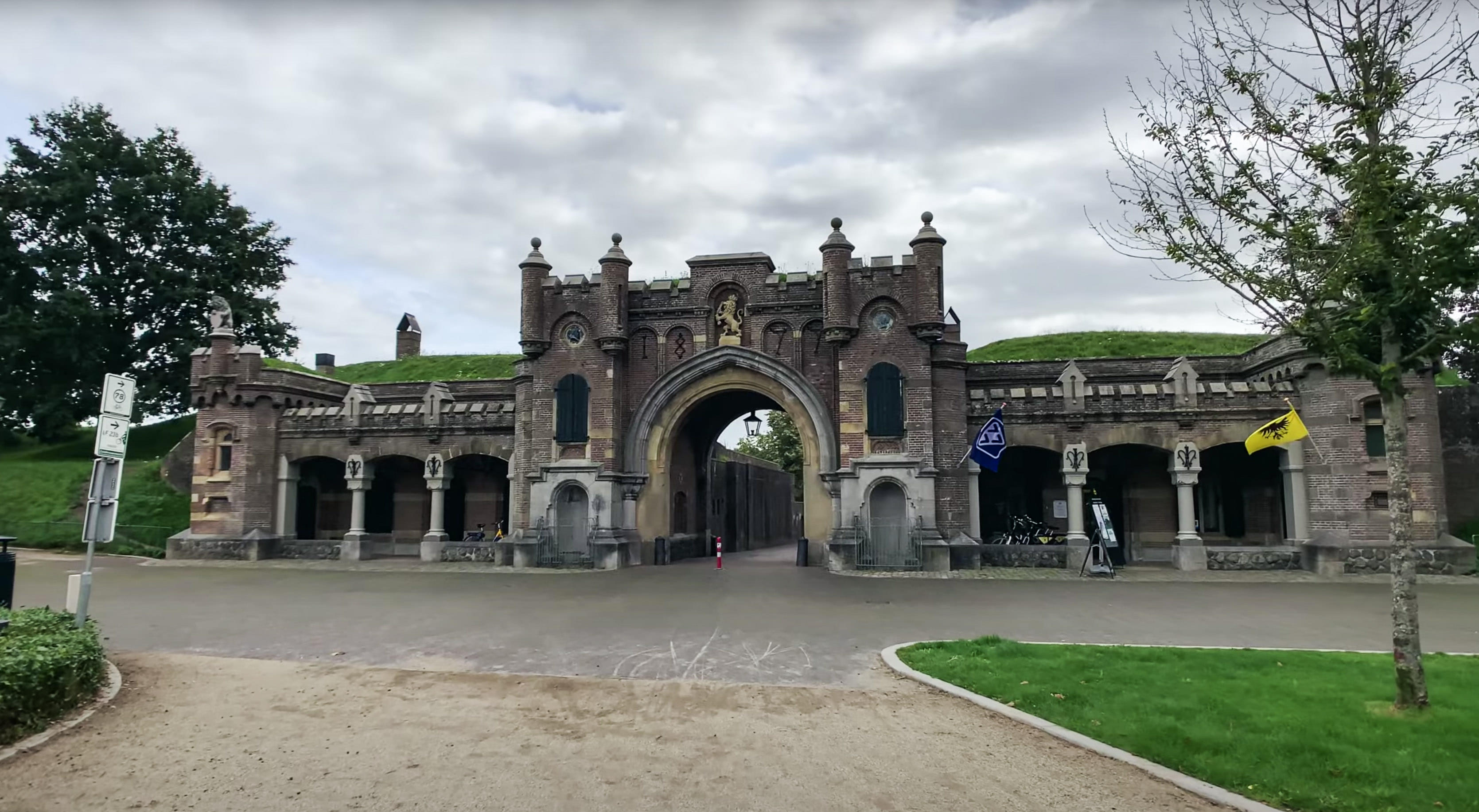 Ворота в город Нарден Utrechtse Poort Голландия. Город Нарден в форме звезды