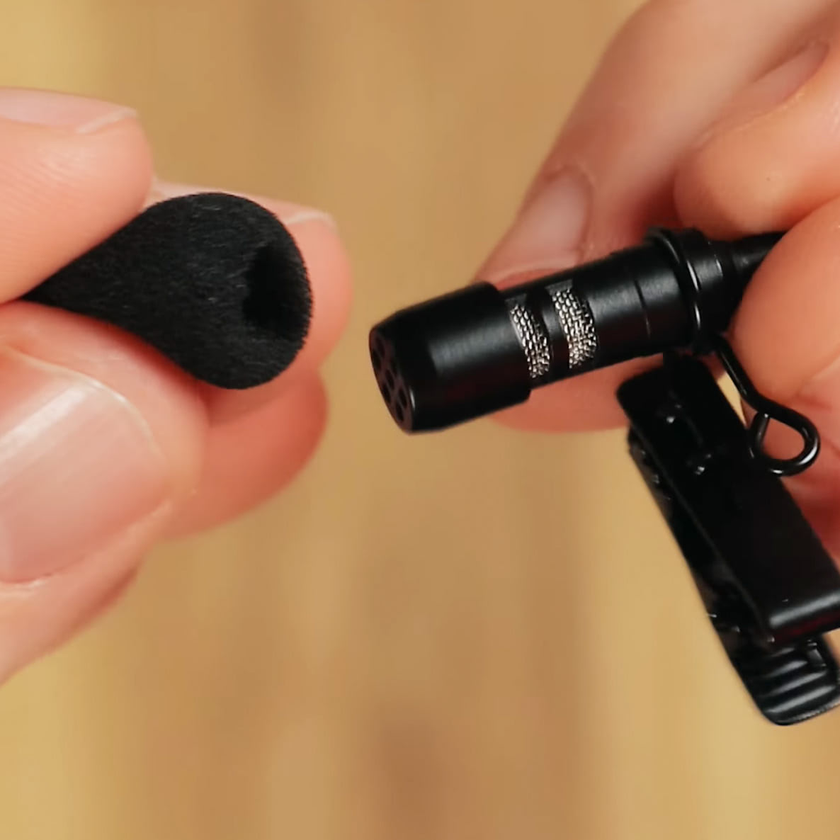 Hollyland Lark 150 поролоновая ветрозащита на петличном микрофоне