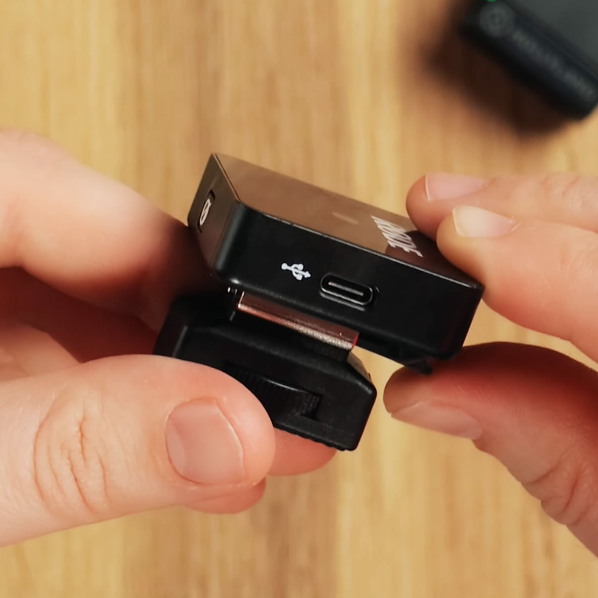 Rode Wireless Go клипса под горячий башмак на камере