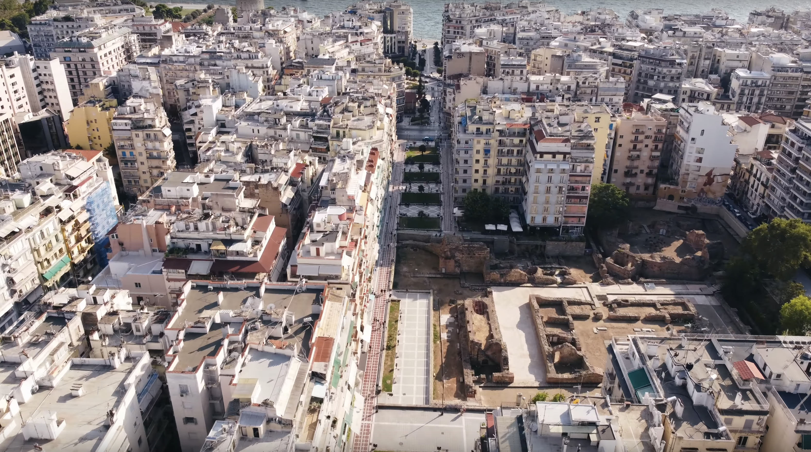 Руины дворца Галерия радом с площадью Наварину квадрокоптер